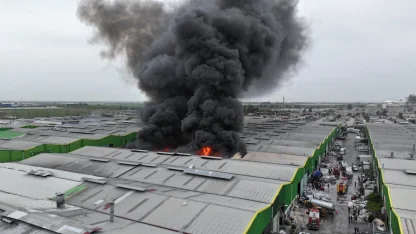 GÜNCELLEME - Adana'da geri dönüşüm tesisinde çıkan yangına müdahale ediliyor