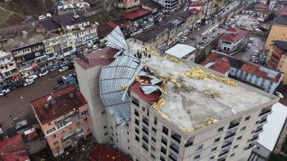 Hakkari'de fırtına nedeniyle bir binanın çatısı uçtu