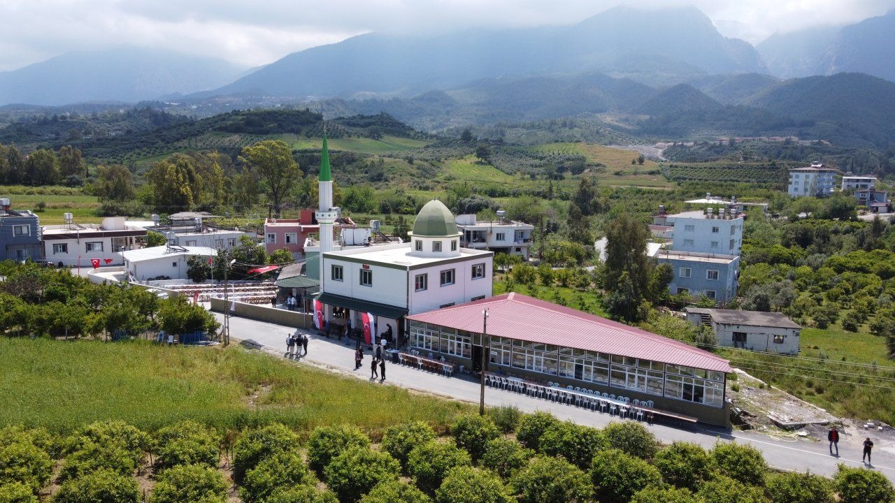Hatay’da depremde yıkılan caminin yerine yeni bir cami inşa edildi.