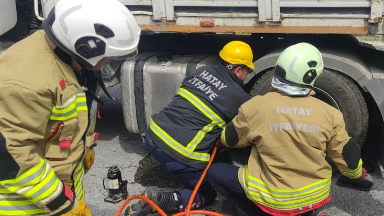 Hatay'da tamir etmeye çalıştığı tırın kupa ile dorsesi arasına kolu sıkışan sürücü öldü