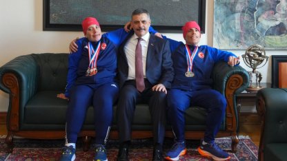 İçişleri Bakanı Çiftçi, Avusturya ve Fransa'da madalya kazanan otizmli ikiz kayakçıları kabul etti: