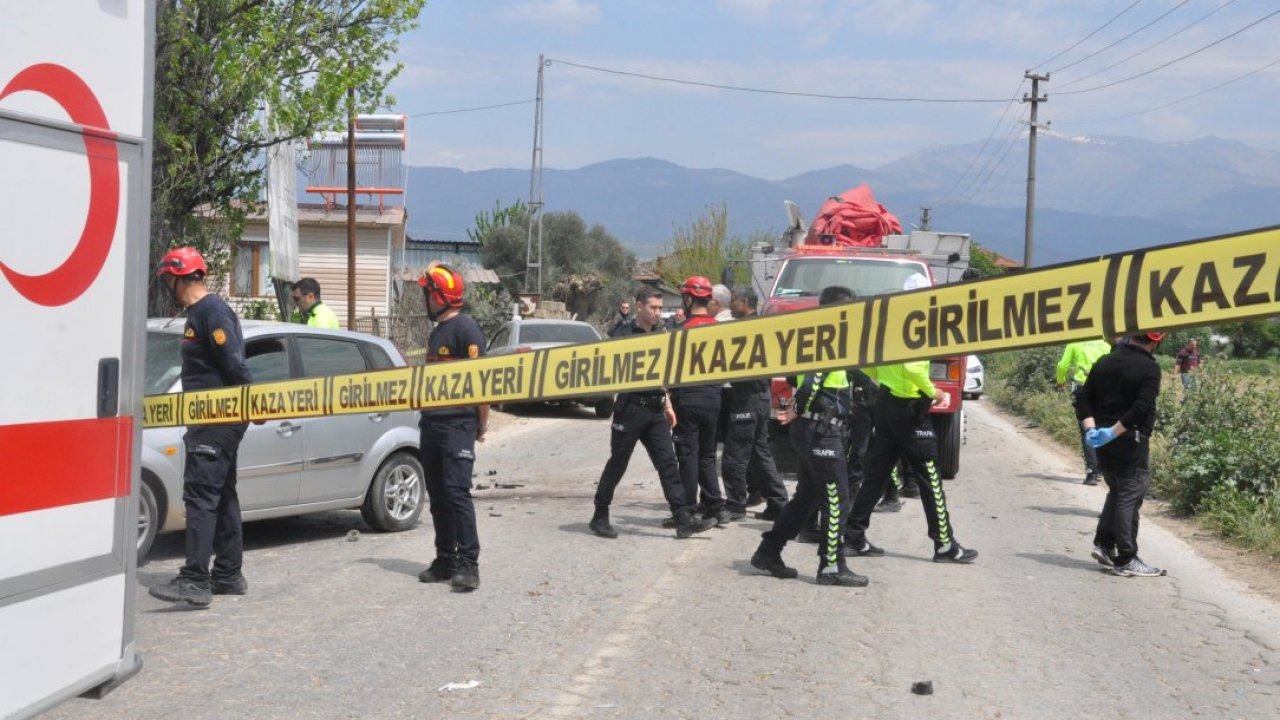 İzmir'de feci zincirleme trafik kazası:2 ölü, 2 yaralı