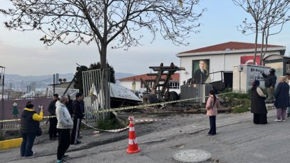 İzmir'de freni patlayan kamyonun okul bahçesine devrildiği kazada sürücü yaralandı