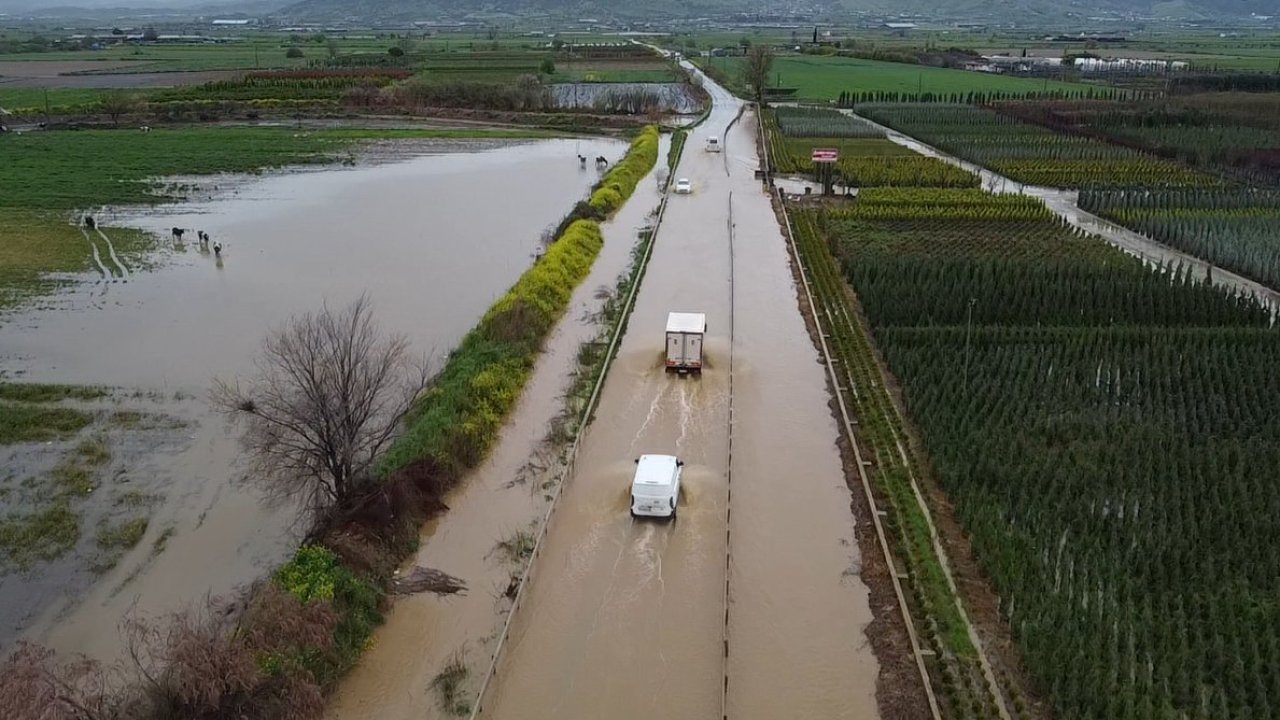 İzmir'de sağanak nedeniyle tarım arazileri ve kara yolu su altında kaldı