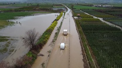 İzmir'de sağanak nedeniyle tarım arazileri ve kara yolu su altında kaldı