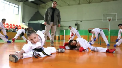 Karate antrenörü polis geleceğin şampiyonlarını yetiştiriyor
