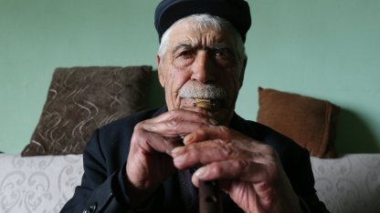 Karslı Nazim dede, kolunda serumla acilde mey çalarak hastalara moral verdi