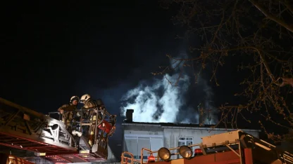 Kartal'da bir apartmanda çıkan yangında 2 kişi dumandan etkilendi