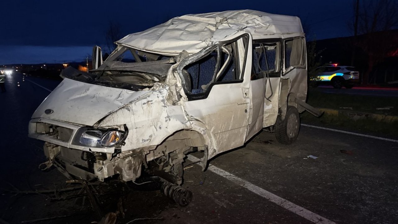 Kastamonu'da minibüs ile otomobilin çarpıştığı kazada 7 kişi yaralandı