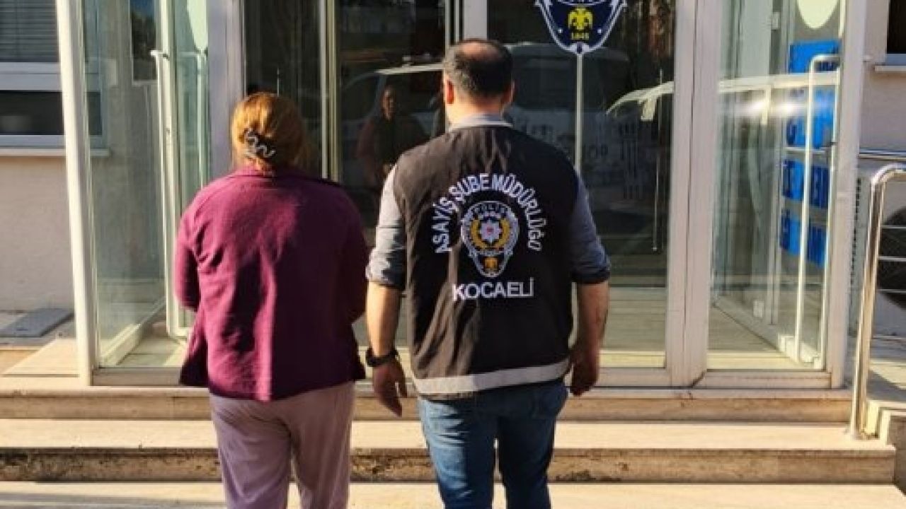 Kocaeli'de 26 yıl kesilmiş cezası bulunan firari hükümlü gizli bölmede yakalandı