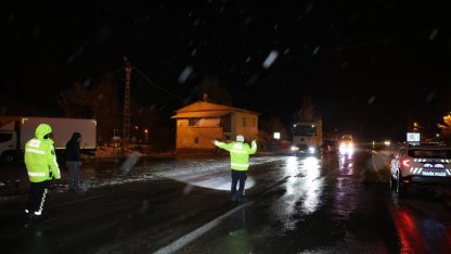 Kop Dağı Geçidi'nde kar ve tipi ulaşımda aksamalara yol açtı