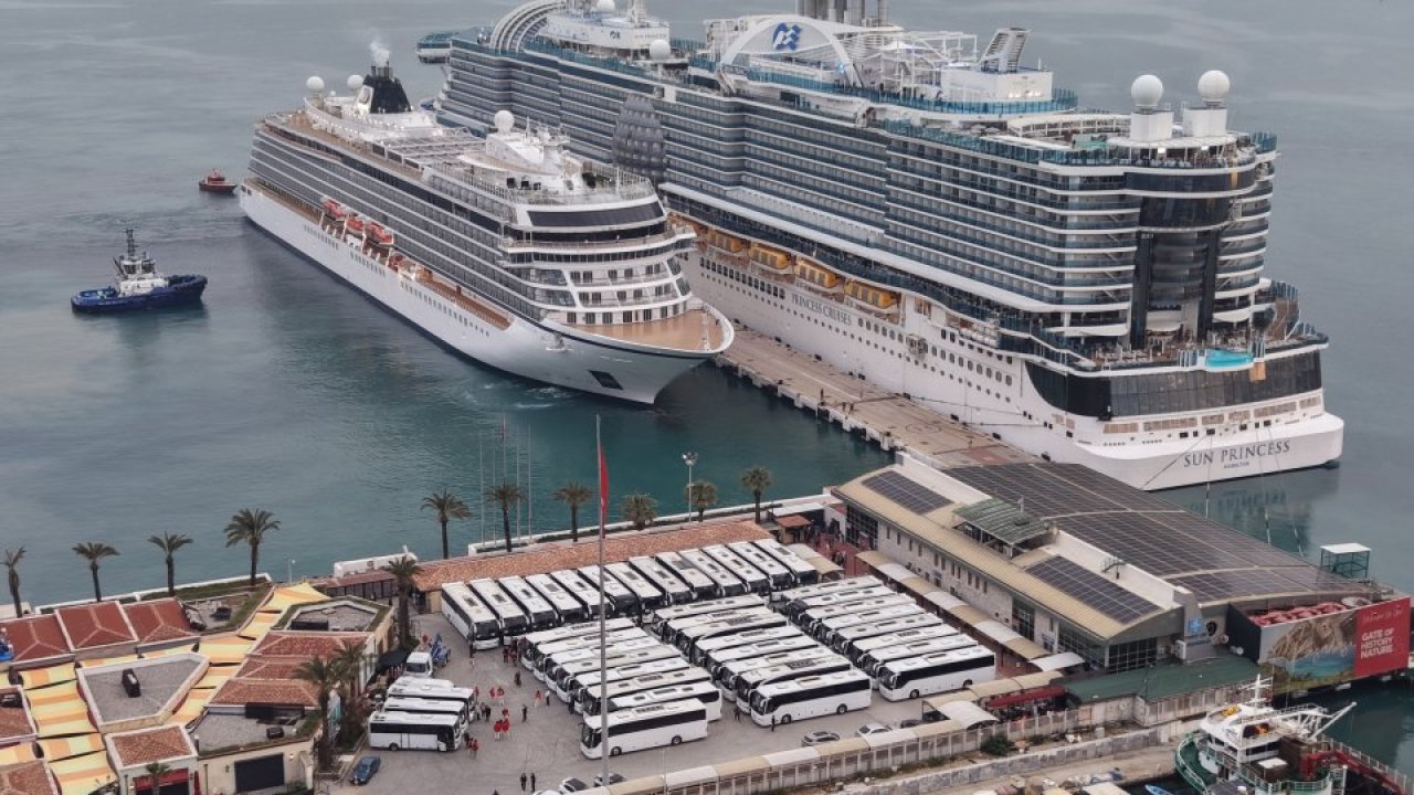 Kuşadası'na 2 kruvaziyerle 5 bin 297 turist geldi