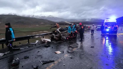 Malatya'da tırla çarpışan hafif araçtaki 3 kişi öldü