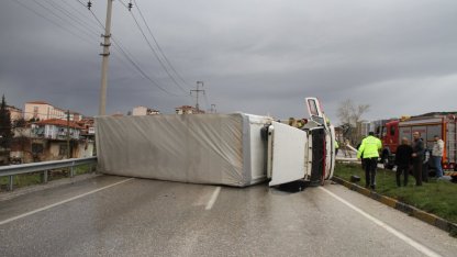 Manisa'da kamyonun devrilmesi sonucu sürücünün yaralandığı kaza anı güvenlik kamerasında