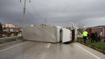 Manisa'da kamyonun devrilmesi sonucu sürücünün yaralandığı kaza anı güvenlik kamerasında