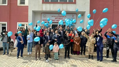 Mardin'de otizmli çocuklar gökyüzüne mavi balonlar bıraktı