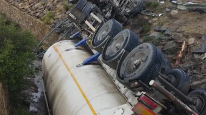 Mersin'de kanala devrilen tankerde sıkışan sürücüyü itfaiye kurtardı