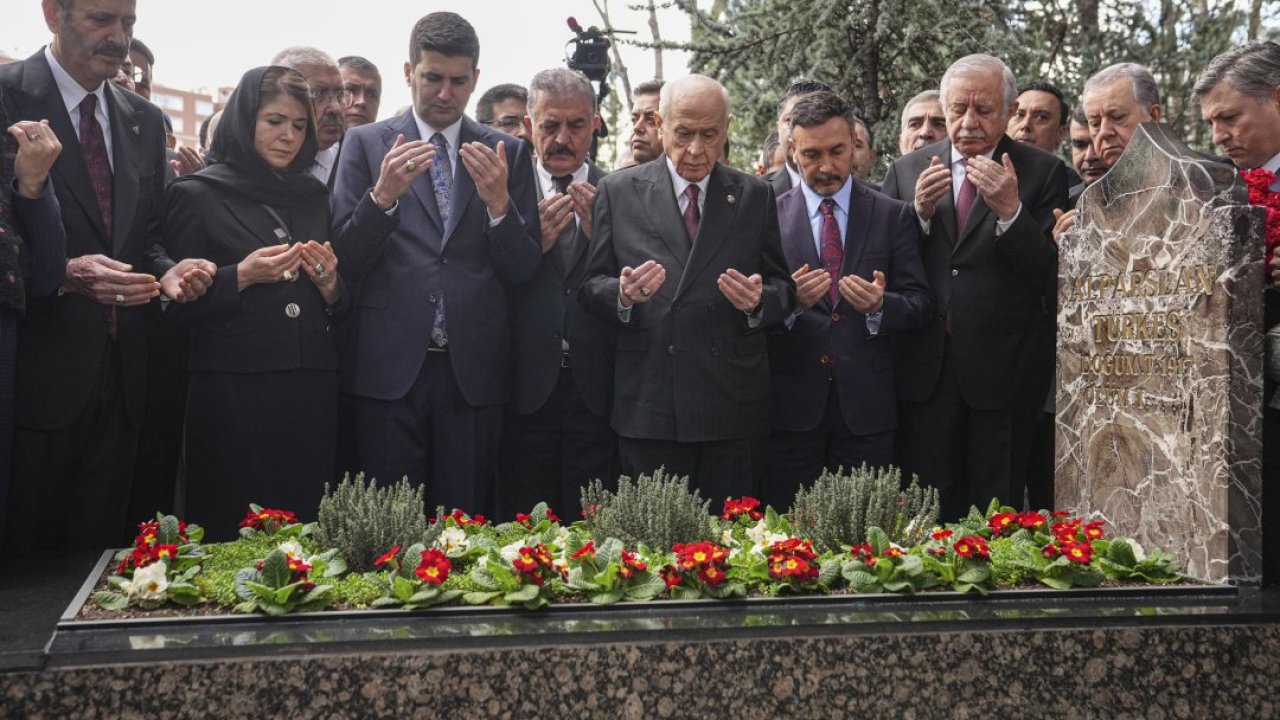 MHP Genel Başkanı Bahçeli, Alparslan Türkeş'in kabrini ziyaret etti