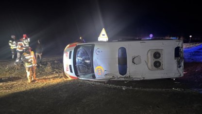 Muş'ta ambulansın devrilmesi sonucu 5 kişi yaralandı