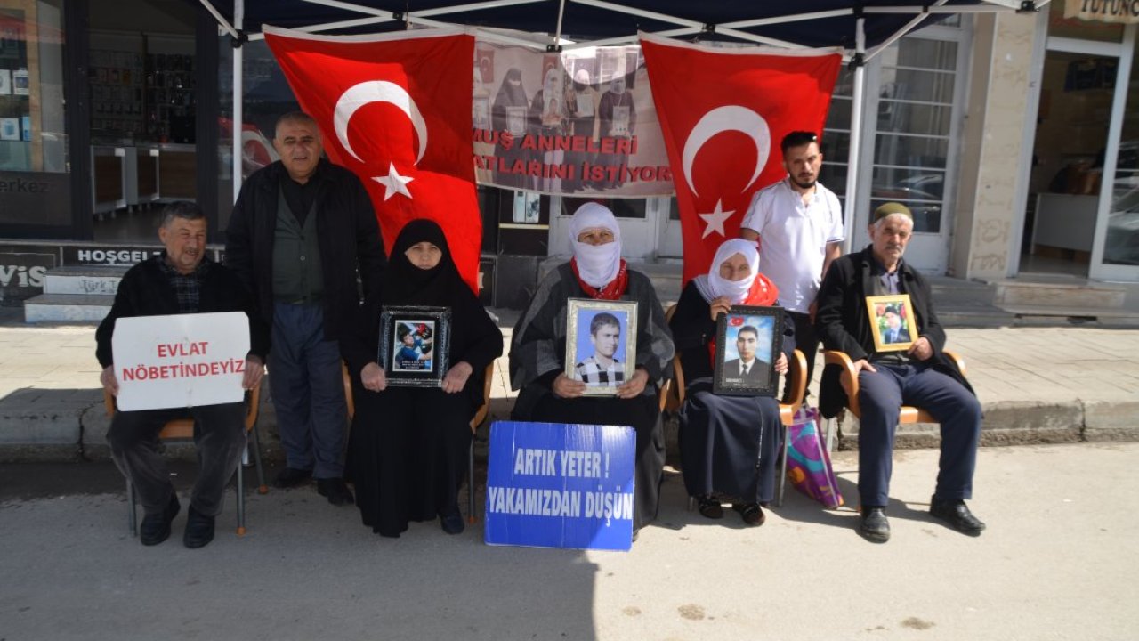 Muş'ta evlatlarına kavuşmak isteyen aileler, DEM Parti önündeki eylemlerini sürdürdü