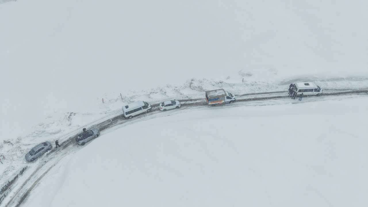 Muş'ta kar ve tipi nedeniyle yolda mahsur kalanlar kurtarıldı
