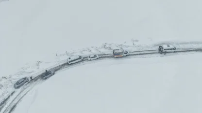 Muş'ta kar ve tipi nedeniyle yolda mahsur kalanlar kurtarıldı