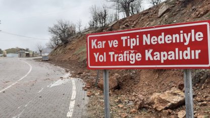 Nemrut Dağı'nda göçük nedeniyle ulaşıma kapanan yolun açılması için çalışma yürütülüyor