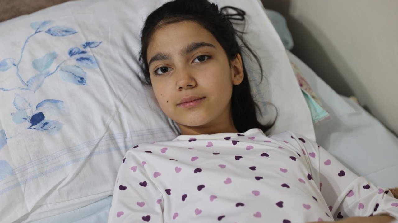 Okula düzenlenen silahlı saldırıdan yaralı kurtulan Fatma, öğretmeninin ve arkadaşlarının acısını yaşıyor