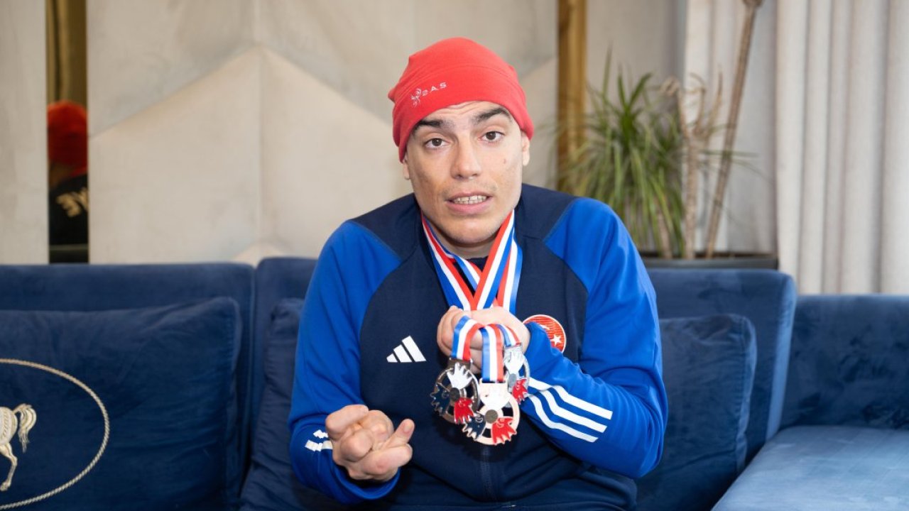 Otizmli ikiz milli kayakçılar babalarının desteğiyle başarıdan başarıya koşuyor