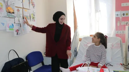 Rizeli diyaliz hastası Melek, gönüllü öğrencilerin desteğiyle okuma yazma öğreniyor