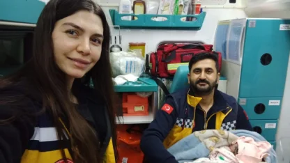 Şanlıurfa'da hamile kadın ambulansta doğum yaptı