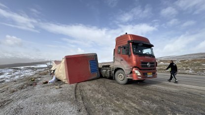Van'da devrilen tırın dorsesindeki tonlarca karpuz zarar gördü