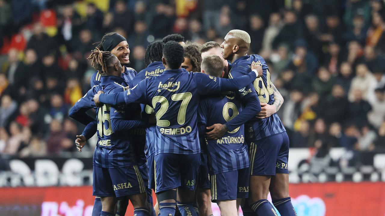 Zirvede Alev Alan Şampiyonluk Yarışı: Fenerbahçe’den Göndermeli Paylaşım