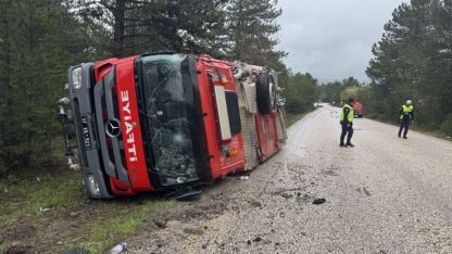 Kastamonu'da korkunç kaza! Yangına giden itfaiye aracı devrildi: 3 itfaiye eri yaralı