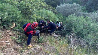 Çanakkale Ayvacık'ta yaşanan kazada aracıyla uçuruma düşen kadın sürücü ekiplerce kurtarıldı