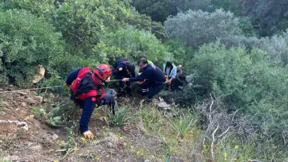 Çanakkale Ayvacık'ta yaşanan kazada aracıyla uçuruma düşen kadın sürücü ekiplerce kurtarıldı