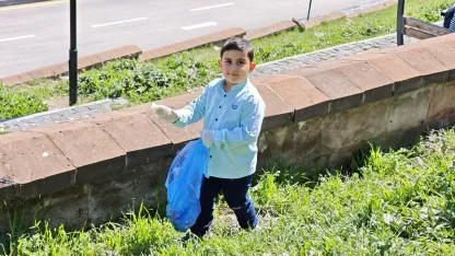 Bitlis'te 7 yaşındaki Osman Batur Yazar çevre temizliği kampanyası dikkati çekti