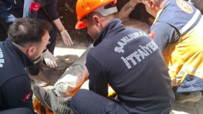Şanlıurfa Birecik'te bir binanın dış cephesinde çalışan işçi balkon korkuluklarına asılı kalarak hayatta kaldı