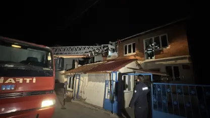 Edirne'de bir binanın girişinde beton zemin çöktü! Bina boşaltıldı, 1 kişi yaralandı