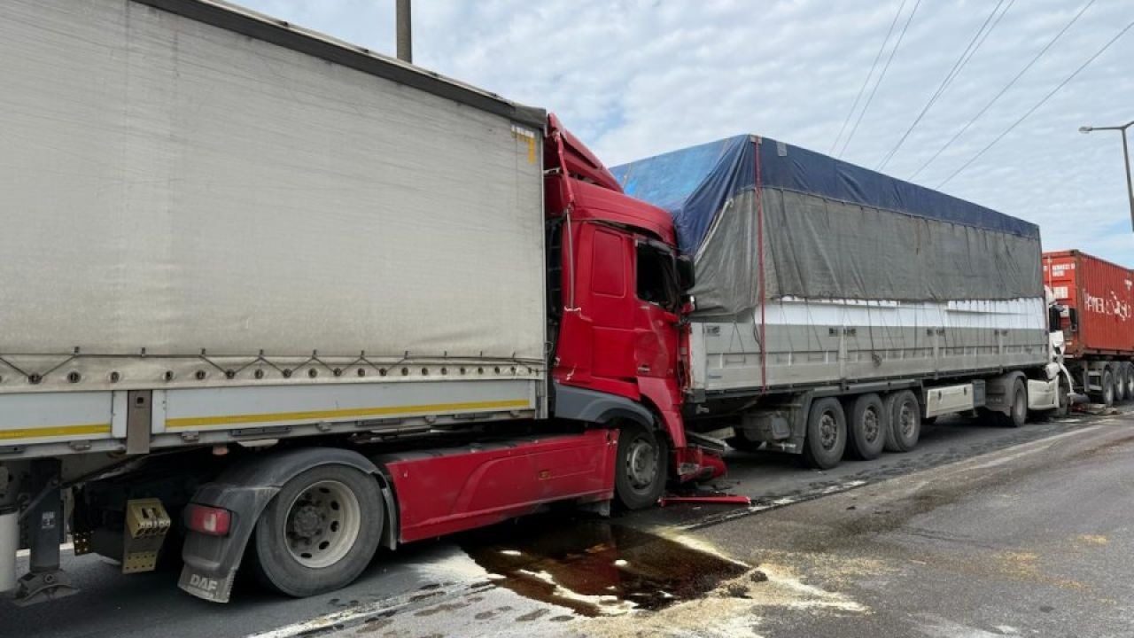 Anadolu Otoyolu'nda 6 tır zincirleme kazaya karıştı