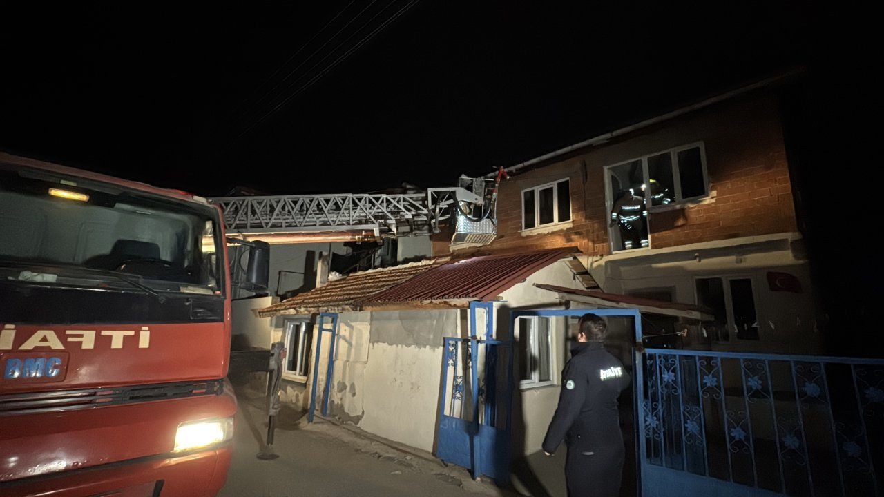 Edirne'de bir binanın girişinde beton zemin çöktü! Bina boşaltıldı, 1 kişi yaralandı
