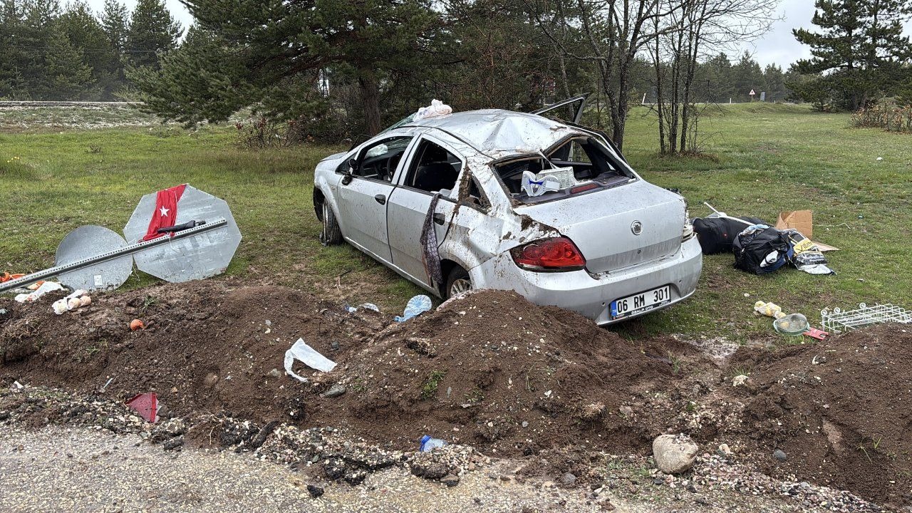 Kastamonu'da feci kazada devrilen otomobilde bulunan yaşlı çift yaralandı