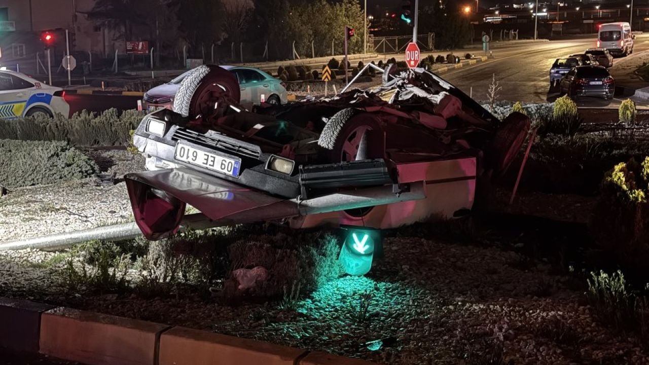 Niğde'de iki otomobil feci şekilde çarpıştı! Trafik kazasında 2'si ağır 4 kişi yaralandı